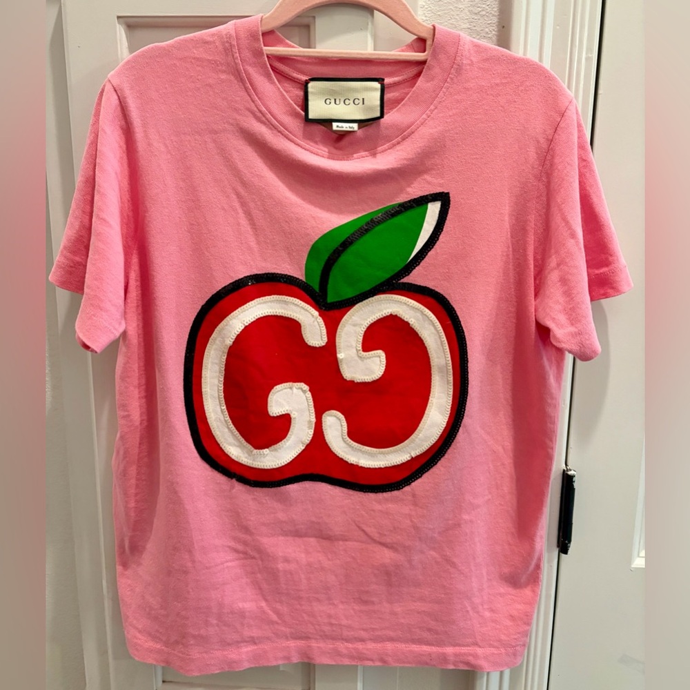 NWOT GUCCI LADIES SIZE XS PINK SHORT SLEEVES T-SHIRT 💖🍎 Apple motif and sequins